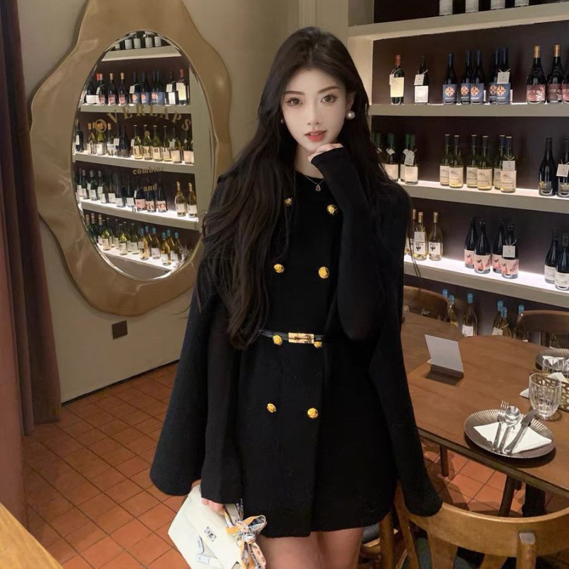 Ženski vuneni kaput - dvostruko kopčanje, naglašena linija struka, ultra kratka duljina, ovratnik s poluturtleneckom, vuneni materijal