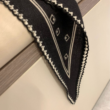 Шал от коприна и вълна с ромбовиден модел, дантелен кант, двустранен, warp-knit