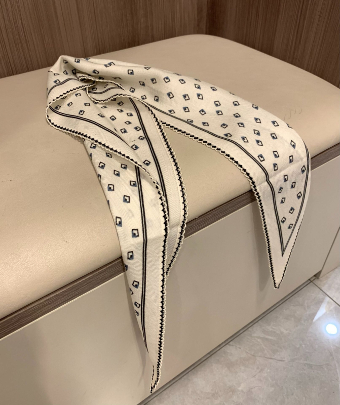 Шал от коприна и вълна с ромбовиден модел, дантелен кант, двустранен, warp-knit