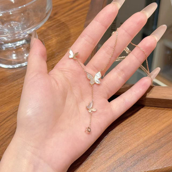 Nyaklánc — Pillangó alakú kagyló medál, sárgaréz aranyozott bevonattal, kulcscsonti lánc, kb. 20 g