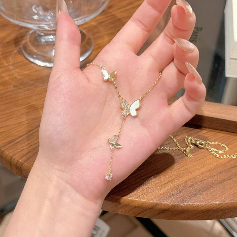 Nyaklánc — Pillangó alakú kagyló medál, sárgaréz aranyozott bevonattal, kulcscsonti lánc, kb. 20 g