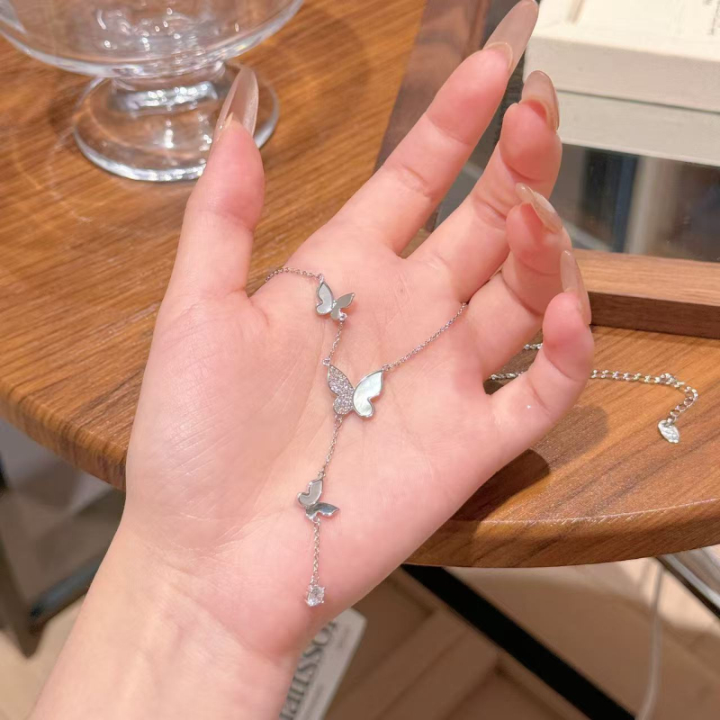 Nyaklánc — Pillangó alakú kagyló medál, sárgaréz aranyozott bevonattal, kulcscsonti lánc, kb. 20 g