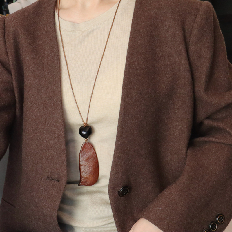 Garā džemperu ķēde Mori stilā ar ziedveida piekari, materiāls: riekstu čaula, sieviešu etniskais dizains, izlaidums 2025. gada rudenī