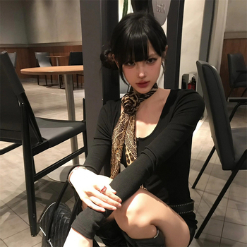 Poliészter sál leopárd- és rózsás mintával, Jacquard szövés, általános hosszúság, 2025 nyári kiadás