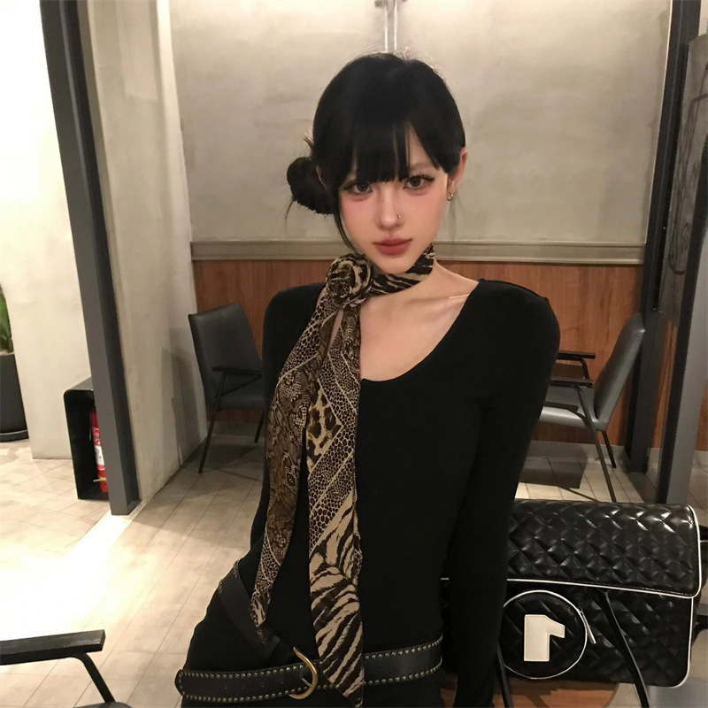 Poliészter sál leopárd- és rózsás mintával, Jacquard szövés, általános hosszúság, 2025 nyári kiadás