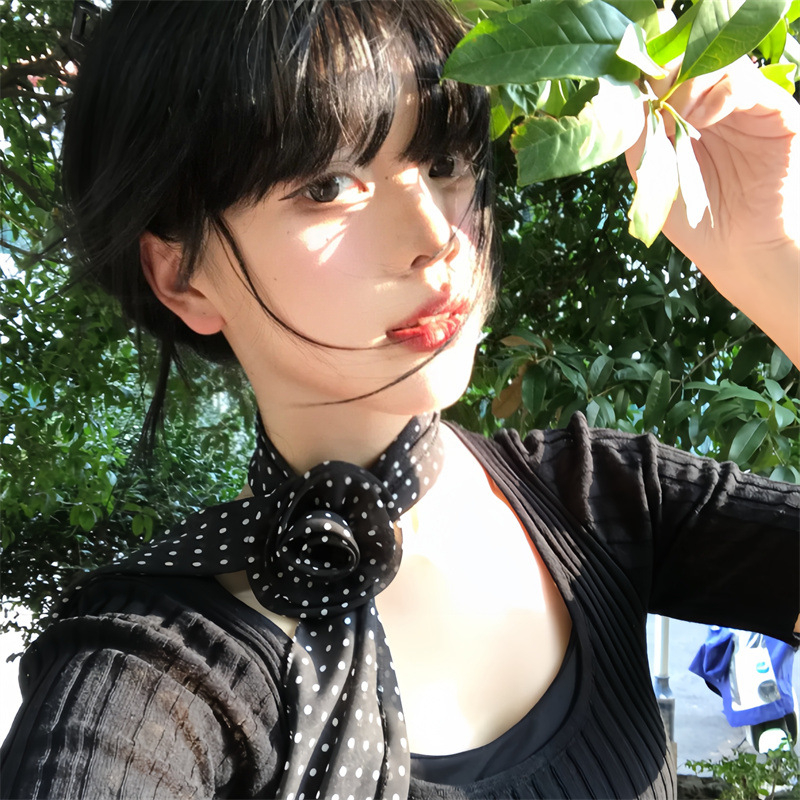 Poliészter sál leopárd- és rózsás mintával, Jacquard szövés, általános hosszúság, 2025 nyári kiadás