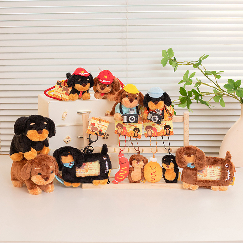 Дачшунд плюшена висулка за чанта с шал - къс плюш, пълнеж PP памук, мрежеста опаковка, за възраст 14+