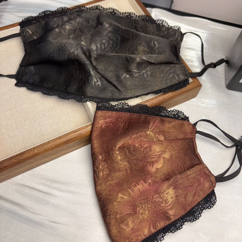 Apsauginė veido skraiste su kaklo šaliku, nėrinių audinys, nailonas ir poliesteris, pusiau dengta, 2024 m. pavasaris