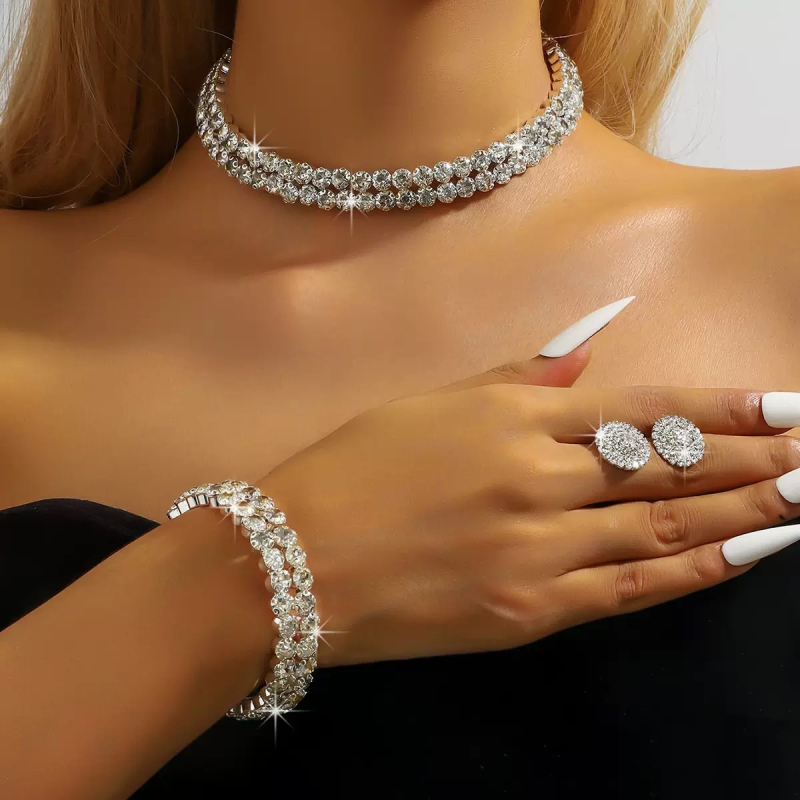 Trodjelni set nakita: naušnice, ogrlica i narukvica; legura; elektroplatinga; rhinestone kristali; obični lanac