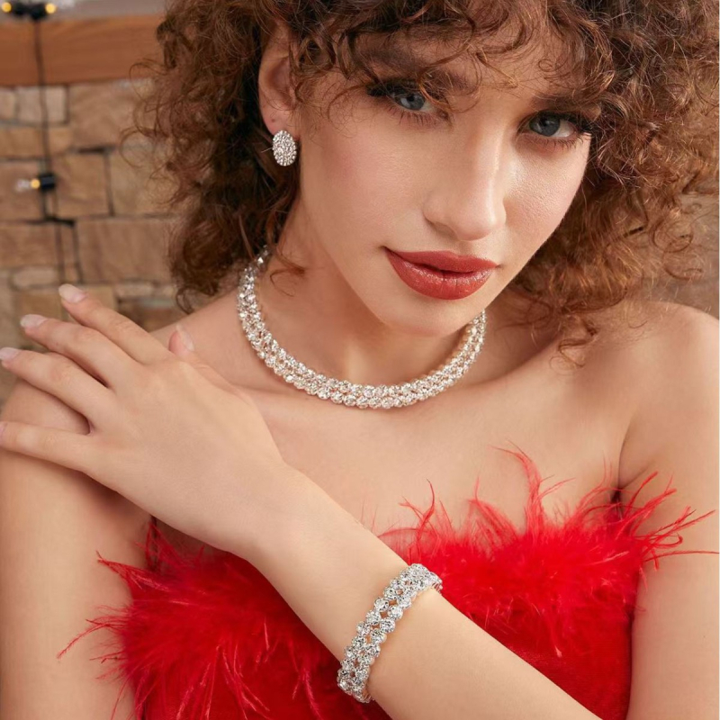 Trodjelni set nakita: naušnice, ogrlica i narukvica; legura; elektroplatinga; rhinestone kristali; obični lanac
