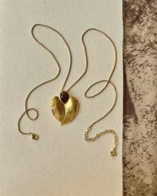Ogrlica sa srcem od mesinga, premaz 18k zlatom i tigrovim okom, običan lanac, vintage stil