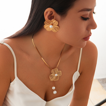 Set colier și cercei cu floare și perle artificiale, bază din cupru, perle sintetice, lanț obișnuit, stil lung pentru claviculă