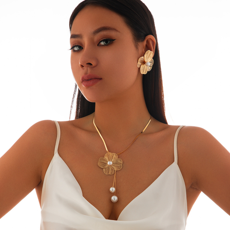 Set colier și cercei cu floare și perle artificiale, bază din cupru, perle sintetice, lanț obișnuit, stil lung pentru claviculă