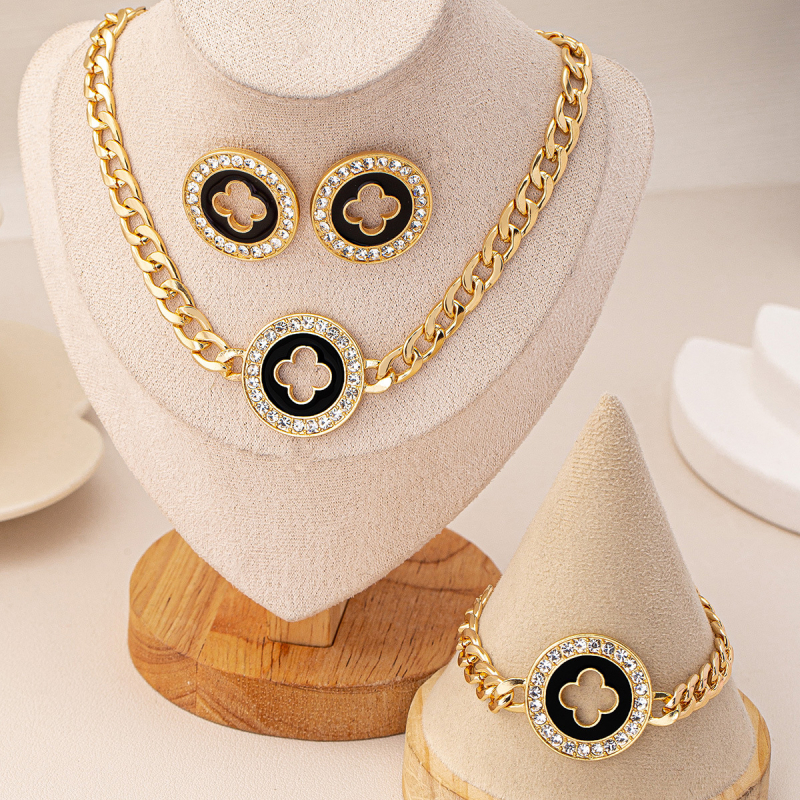 Set de bijuterii format din colier, brățară și cercei cu trifoi geometric gol și accente de diamant; pandant din aliaj; placare electroplată; lungime reglabilă 51–80 cm; lanț obișnuit