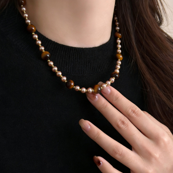 Colier cu ochi de tigru cu mărgele – lux ușor, modă de nișă pentru claviculă, accesoriu personalizat și versatil, cu un aer de design nișat (perle artificiale; stil IN; electroplating; colier lung pentru pulover; iarnă 2025)