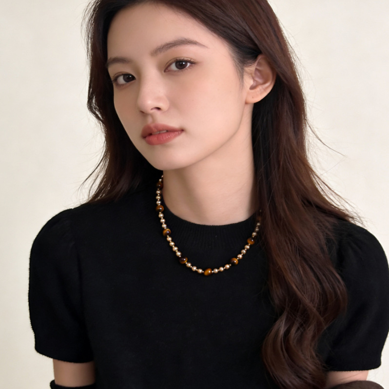 Colier cu ochi de tigru cu mărgele – lux ușor, modă de nișă pentru claviculă, accesoriu personalizat și versatil, cu un aer de design nișat (perle artificiale; stil IN; electroplating; colier lung pentru pulover; iarnă 2025)