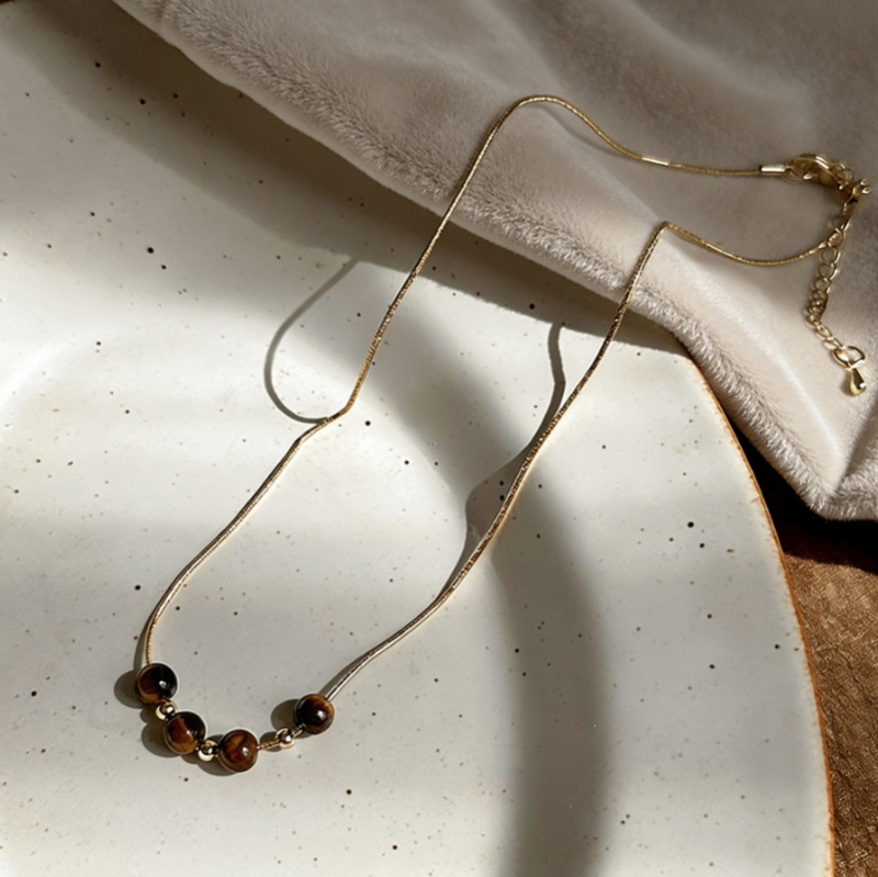 Colier cu ochi de tigru cu mărgele – lux ușor, modă de nișă pentru claviculă, accesoriu personalizat și versatil, cu un aer de design nișat (perle artificiale; stil IN; electroplating; colier lung pentru pulover; iarnă 2025)