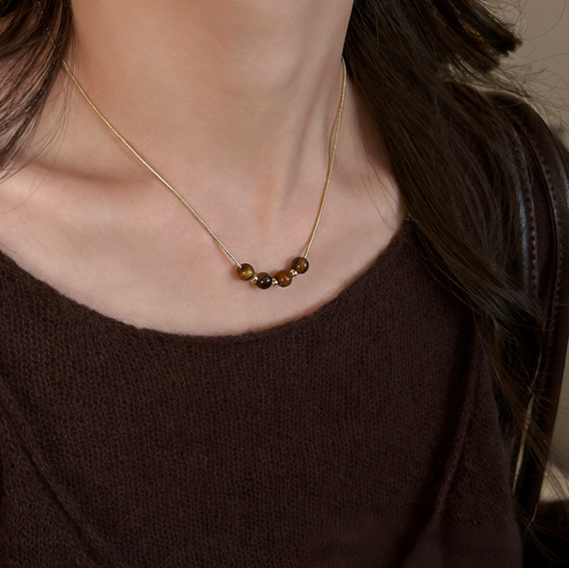 Colier cu ochi de tigru cu mărgele – lux ușor, modă de nișă pentru claviculă, accesoriu personalizat și versatil, cu un aer de design nișat (perle artificiale; stil IN; electroplating; colier lung pentru pulover; iarnă 2025)