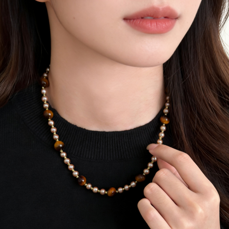 Colier cu ochi de tigru cu mărgele – lux ușor, modă de nișă pentru claviculă, accesoriu personalizat și versatil, cu un aer de design nișat (perle artificiale; stil IN; electroplating; colier lung pentru pulover; iarnă 2025)