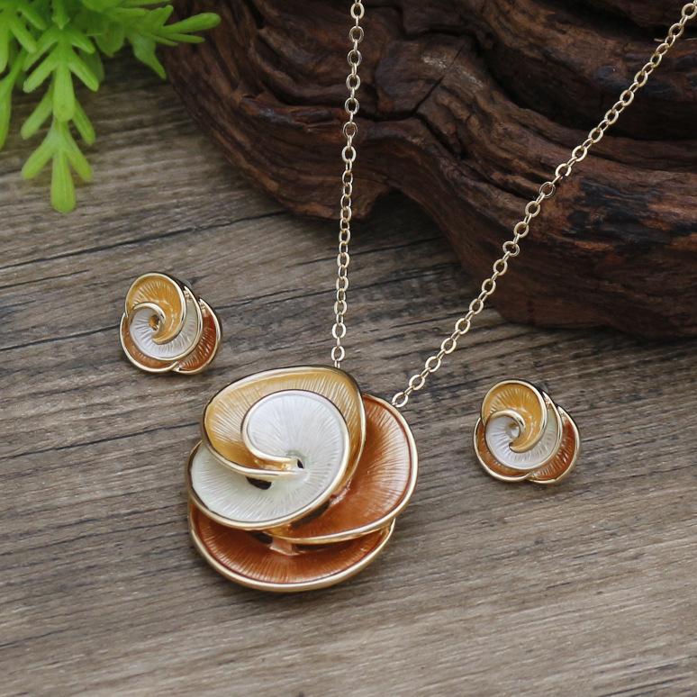 Design original: set cercei și colier cu trandafir neregulat — aliaj, finisaj cu vopsea pe bază de ulei, lanț obișnuit