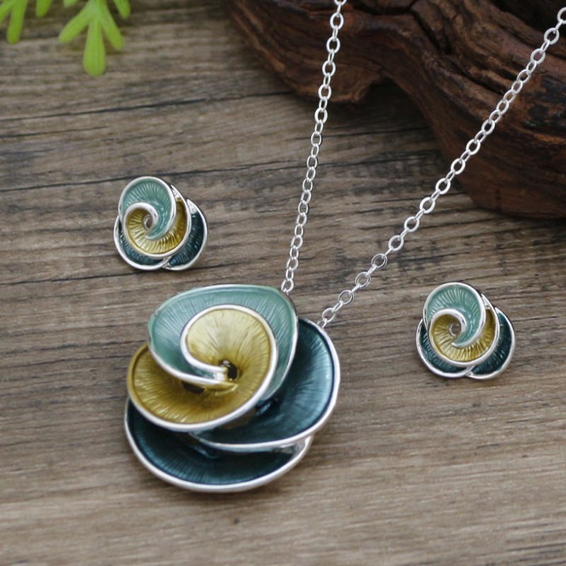 Design original: set cercei și colier cu trandafir neregulat — aliaj, finisaj cu vopsea pe bază de ulei, lanț obișnuit