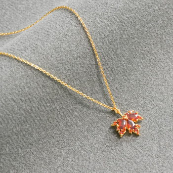 Set colier cu pandantiv zircon în formă de frunză de arțar și cercei cu știft din argint 925, lanț regulat, bază din cupru placat cu alamă