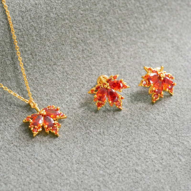 Set colier cu pandantiv zircon în formă de frunză de arțar și cercei cu știft din argint 925, lanț regulat, bază din cupru placat cu alamă