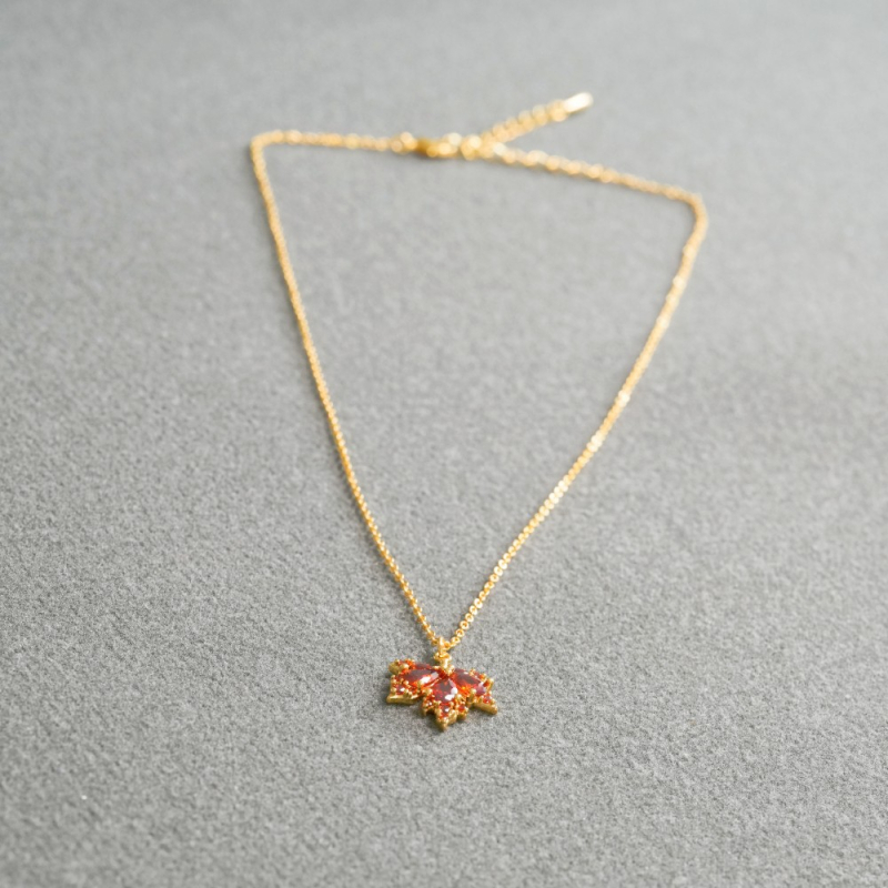 Set colier cu pandantiv zircon în formă de frunză de arțar și cercei cu știft din argint 925, lanț regulat, bază din cupru placat cu alamă