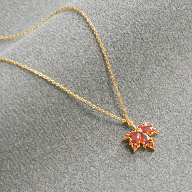 Set colier cu pandantiv zircon în formă de frunză de arțar și cercei cu știft din argint 925, lanț regulat, bază din cupru placat cu alamă