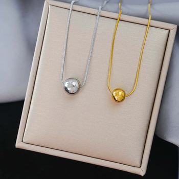 Set de coliere cu lanț cu bile și pandantiv ciucuri din oțel titan, design sferic geometric; Material: oțel titan; Circumferință: 41–50 cm; Material pandantiv: 18K; Greutate: 10 g