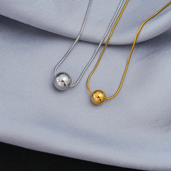 Set de coliere cu lanț cu bile și pandantiv ciucuri din oțel titan, design sferic geometric; Material: oțel titan; Circumferință: 41–50 cm; Material pandantiv: 18K; Greutate: 10 g