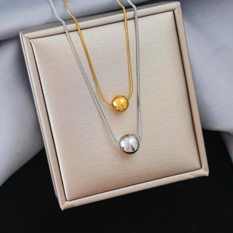 Set de coliere cu lanț cu bile și pandantiv ciucuri din oțel titan, design sferic geometric; Material: oțel titan; Circumferință: 41–50 cm; Material pandantiv: 18K; Greutate: 10 g