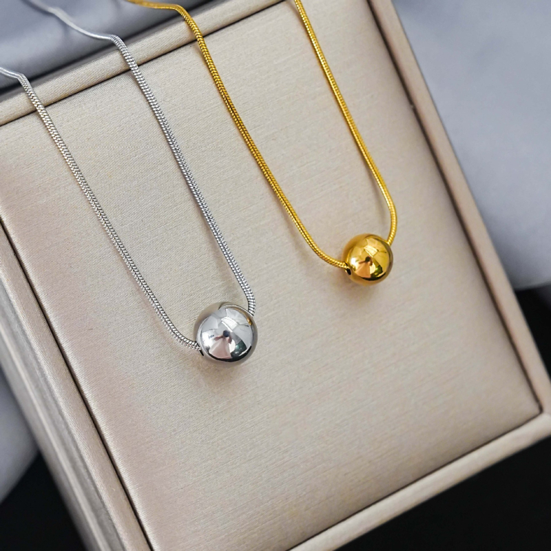 Set de coliere cu lanț cu bile și pandantiv ciucuri din oțel titan, design sferic geometric; Material: oțel titan; Circumferință: 41–50 cm; Material pandantiv: 18K; Greutate: 10 g