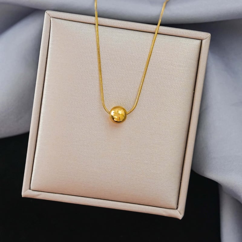 Set de coliere cu lanț cu bile și pandantiv ciucuri din oțel titan, design sferic geometric; Material: oțel titan; Circumferință: 41–50 cm; Material pandantiv: 18K; Greutate: 10 g