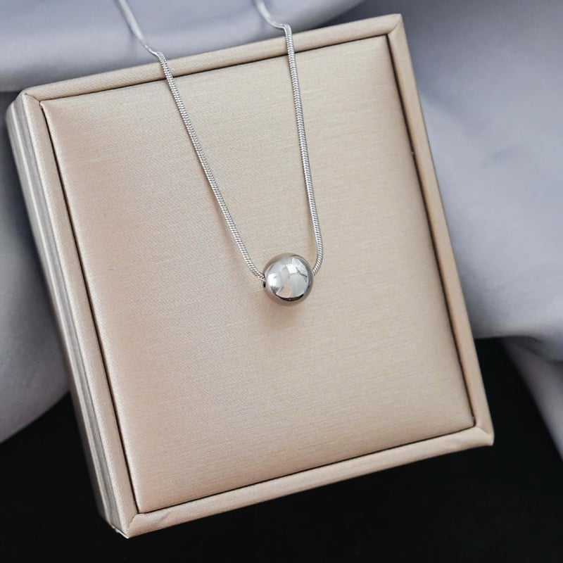 Set de coliere cu lanț cu bile și pandantiv ciucuri din oțel titan, design sferic geometric; Material: oțel titan; Circumferință: 41–50 cm; Material pandantiv: 18K; Greutate: 10 g