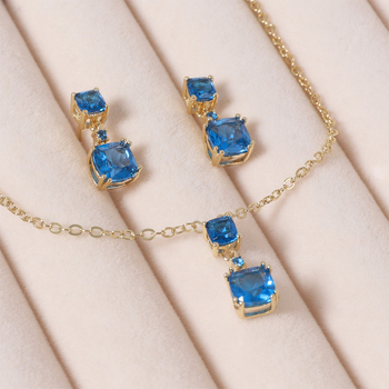 Ékszerszett: rézből készült fülbevaló és négyszögletes medálos nyaklánc cirkóniával, INS stílus