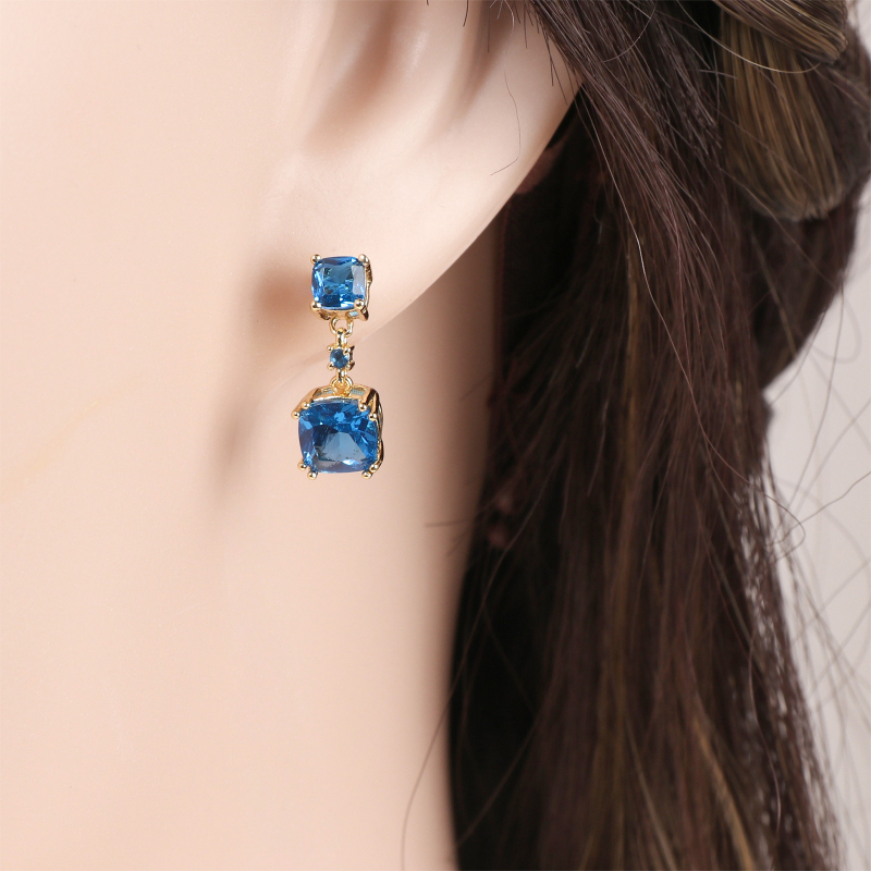 Ékszerszett: rézből készült fülbevaló és négyszögletes medálos nyaklánc cirkóniával, INS stílus