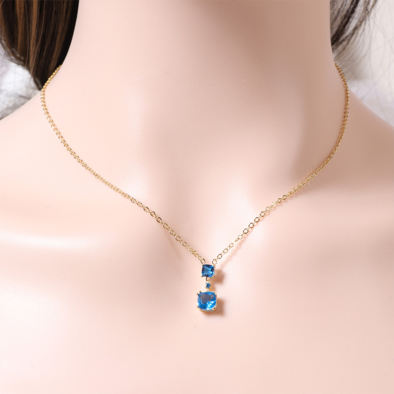 Ékszerszett: rézből készült fülbevaló és négyszögletes medálos nyaklánc cirkóniával, INS stílus