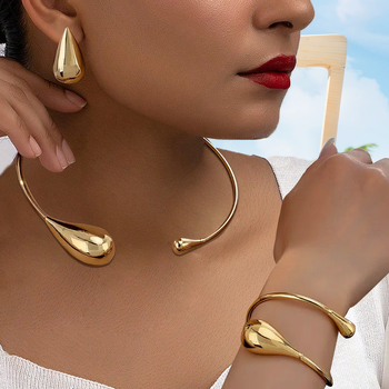 Set de bijuterii: cercei, colier și brățară; material: aliaj; lanț Twist; material pandantiv: aliaj; model: pisicuță Snoopy/persoanaj animat