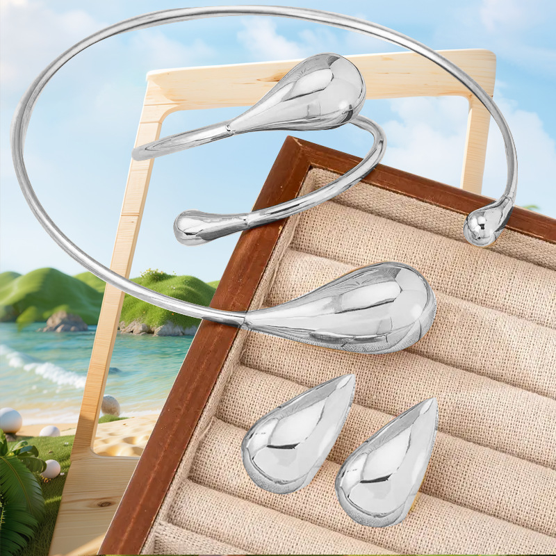 Set de bijuterii: cercei, colier și brățară; material: aliaj; lanț Twist; material pandantiv: aliaj; model: pisicuță Snoopy/persoanaj animat