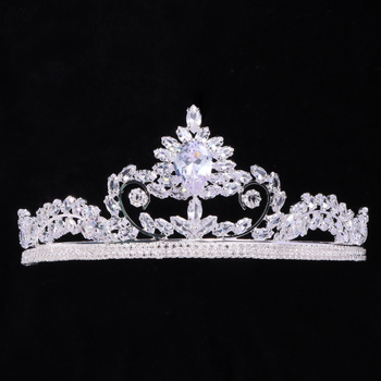 Esküvői cirkón korona – kristály anyag, K9 tisztaság, modell: korona, felületkezelés: cirkónium, fejfedő