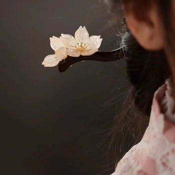 Hajcsat – retro fa hajtű virággal, virágos díszítés, önálló csomagolás, 2023 tavasz kiadás