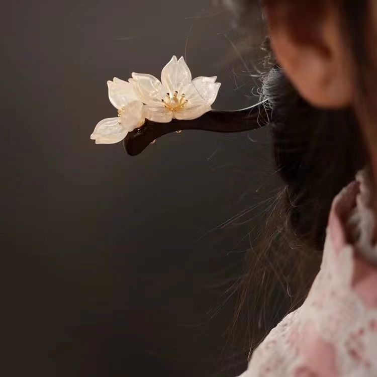 Hajcsat – retro fa hajtű virággal, virágos díszítés, önálló csomagolás, 2023 tavasz kiadás