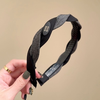 Patobulinta versija: Pynėta plaukų juosta su dantimis – vaikams skirta aksesuaras plaukams, elegentiškas stilius (pavasaris 2025)