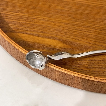 Agrafă de păr cu design de lalea — lucrată manual, din metal, placare electroplatină