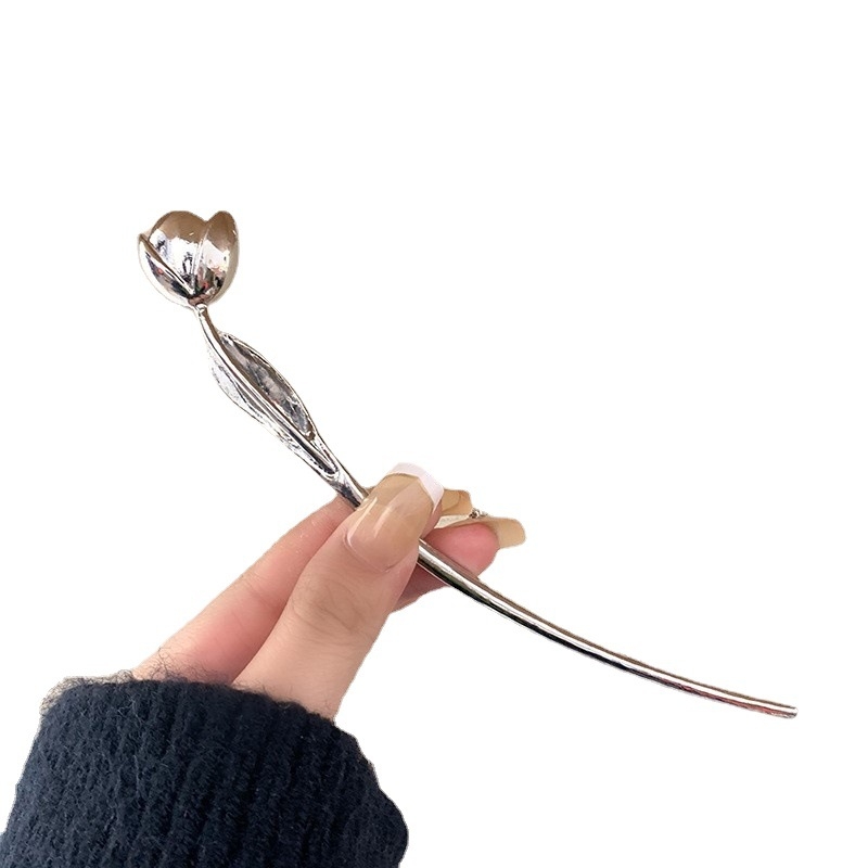 Agrafă de păr cu design de lalea — lucrată manual, din metal, placare electroplatină