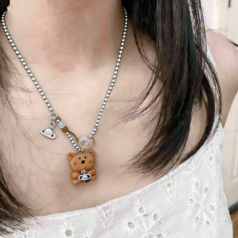 Ogrlica s drvenim privjeskom u obliku medvjeda od drveta na lančiću s rižinim perlicama, za žene