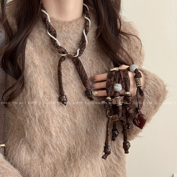 Akrilból készült nyaklánc elektroplattázott felülettel; medál rézötvözetből, geometriai forma, etnikus stílus