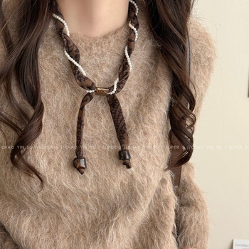 Akrilból készült nyaklánc elektroplattázott felülettel; medál rézötvözetből, geometriai forma, etnikus stílus