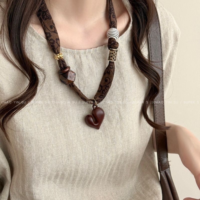 Akrilból készült nyaklánc elektroplattázott felülettel; medál rézötvözetből, geometriai forma, etnikus stílus